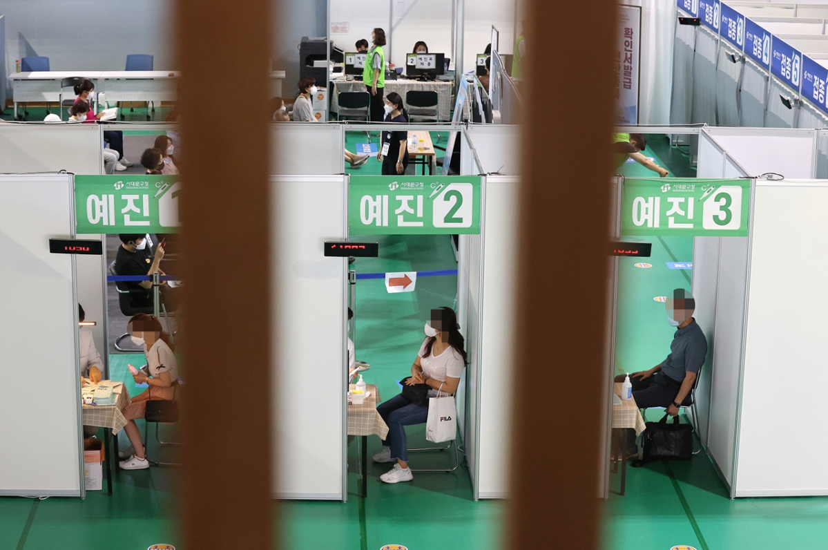 ▲22일 오전 서울 서대문구 북아현문화체육센터에 마련된 서대문구예방접종센터에서 시민들이 백신 접종을 위해 대기하고 있다. (연합뉴스)