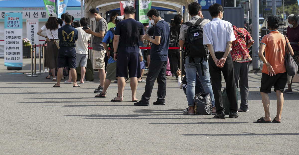 ▲0시 기준 국내 코로나19 신규 확진자가 1629명으로 집계된 24일 서울역 광장에 설치된 중구 임시선별검사소를 찾은 시민들이 검사를 받기 위해 줄 서 있다. (뉴시스)