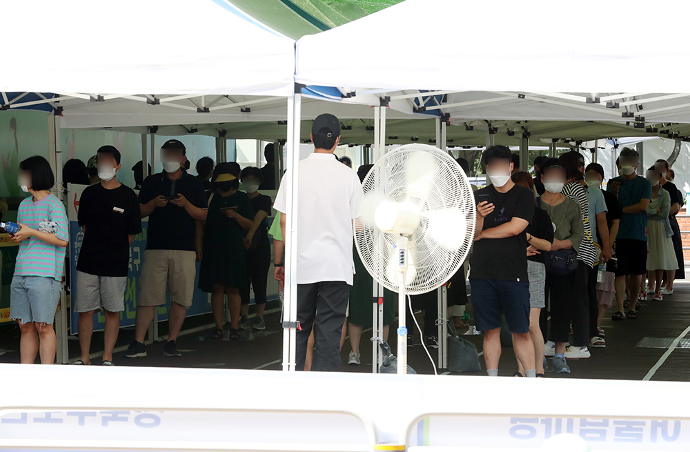 ▲25일 서울 성북구청 바람마당 임시선별검사소를 찾은 시민들이 줄을 서서 검사를 기다리고 있다. (뉴시스)