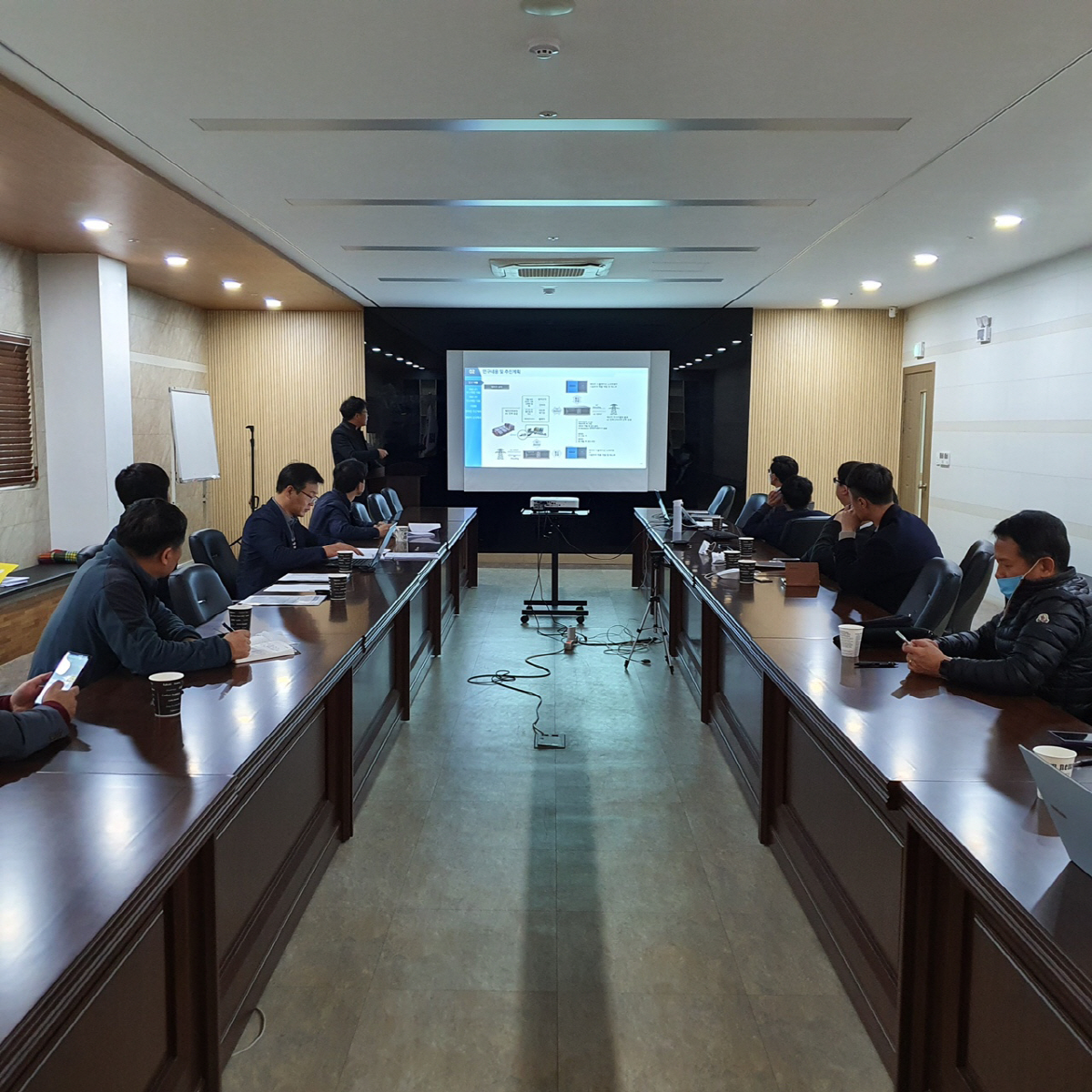 ▲스마트전자기기MC 회원사 간 프로젝트 R&D 과제발굴 회의가 진행되고 있다. (사진제공=한국산업단지공단)