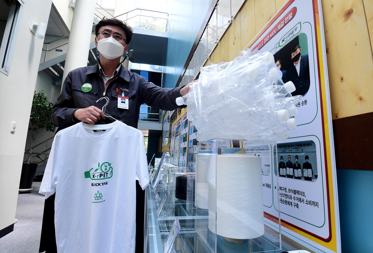 ▲김영도 티케이케미칼 품질기술개발팀장이 6일 경북 칠곡군 티케이케미칼 폴리에스터 공장에서 에코론(고품질 투명페트병 재활용 원사)에 대해 설명하고 있다. 신태현 기자 holjjak@ (이투데이)