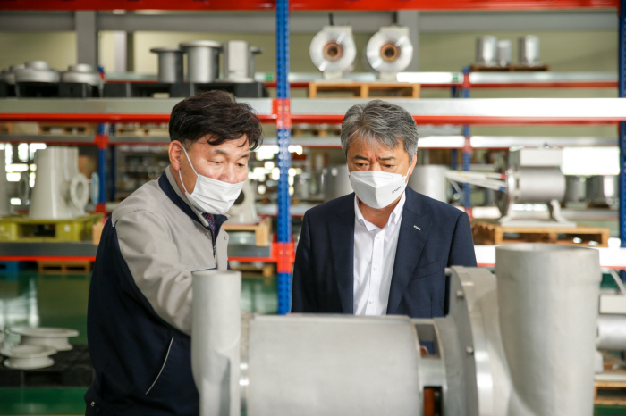▲이인호 한국무역보험공사 사장(오른쪽)이 지난달 17일 전북 완주군에 소재한 에이스터보를 방문해 경영 애로사항을 청취하고 있다. (사진제공=한국무역보험공사)