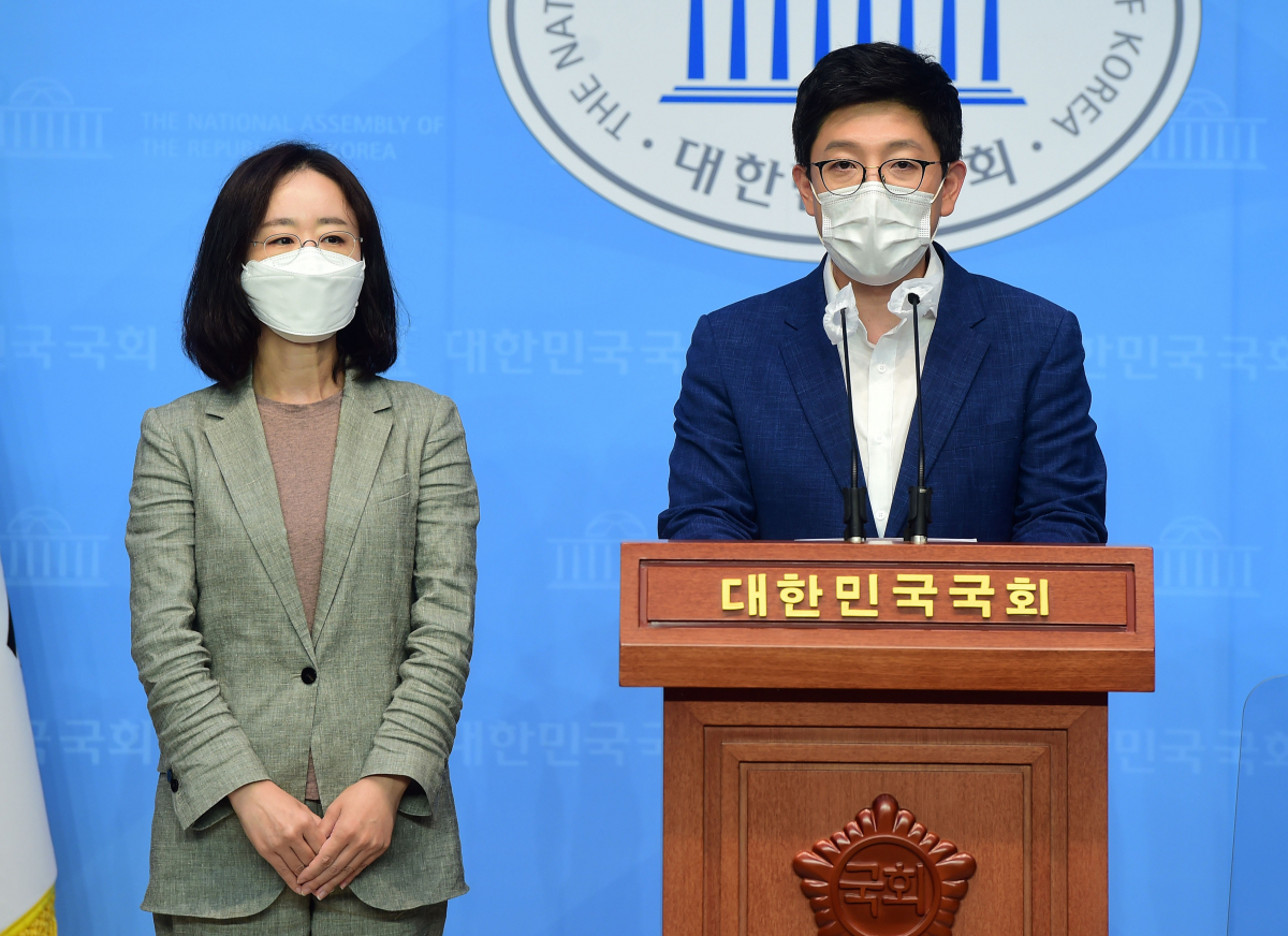 ▲대선 주자인 윤석열 전 검찰총장 선거캠프의 김병민 신임 대변인이 25일 국회 소통관에서 캠프 인선 명단을 발표하고 있다. 왼쪽은 최지현 부대변인. (연합뉴스)