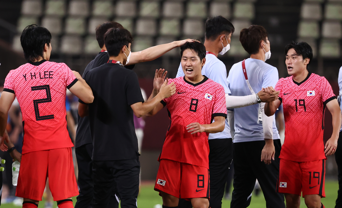 ▲ 25일 오후 이바라키 가시마 스타디움에서 열린 도쿄올림픽 남자축구 조별리그 B조 2차전 대한민국 대 루마니아 경기. 멀티골을 넣은 이강인이 경기를 마친 뒤 동료의 축하를 받고 있다. (연합뉴스)