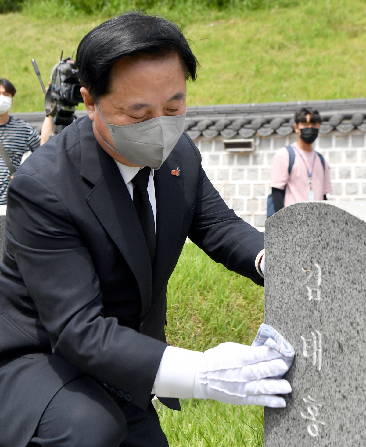 ▲더불어민주당 대선 경선에 나선 김두관 의원이 19일 오전 광주 북구 운정동 5·18민주묘지를 참배한 뒤 故 김태홍 전 의원 묘비를 손수건으로 닦고 있다. 김 의원은 25일 윤석열 전 총장의 ‘드루킹 댓글 조작 사건 배후에 문 대통령이 있다’는 주장에 대해 ‘패륜’이라면서 강도 높게 비판했다. (뉴시스)