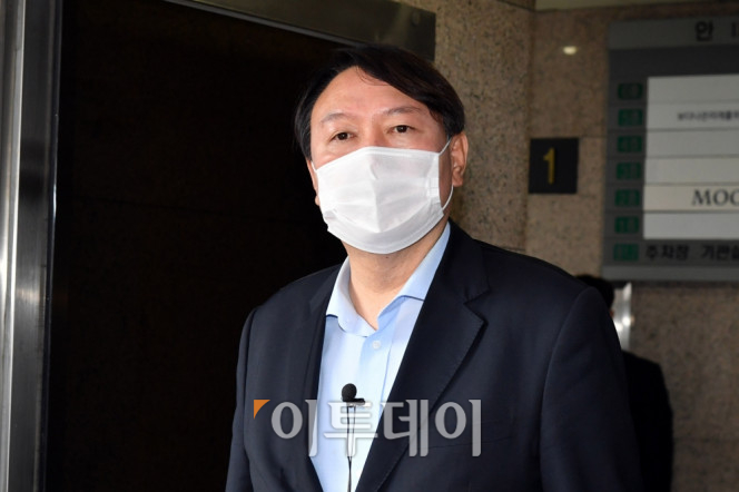 ▲윤석열 전 검찰총장이 15일 서울 종로구 경희궁길 반기문재단에서 반 전 UN 사무총장을 예방한 후 취재진의 질문에 답변하고 있다. 국회사진취재단  (이투데이DB)