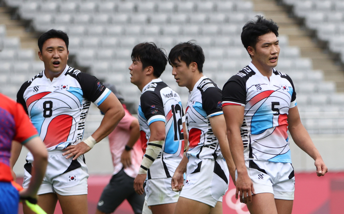 ▲올림픽에 출전한 럭비 국가대표팀이 26일 일본 도쿄스타디움에서 열린 도쿄올림픽 7인제 럭비 조별리그 A조 뉴질랜드와의 경기에서 패한 뒤 서로를 격려하고 있다. (연합뉴스)