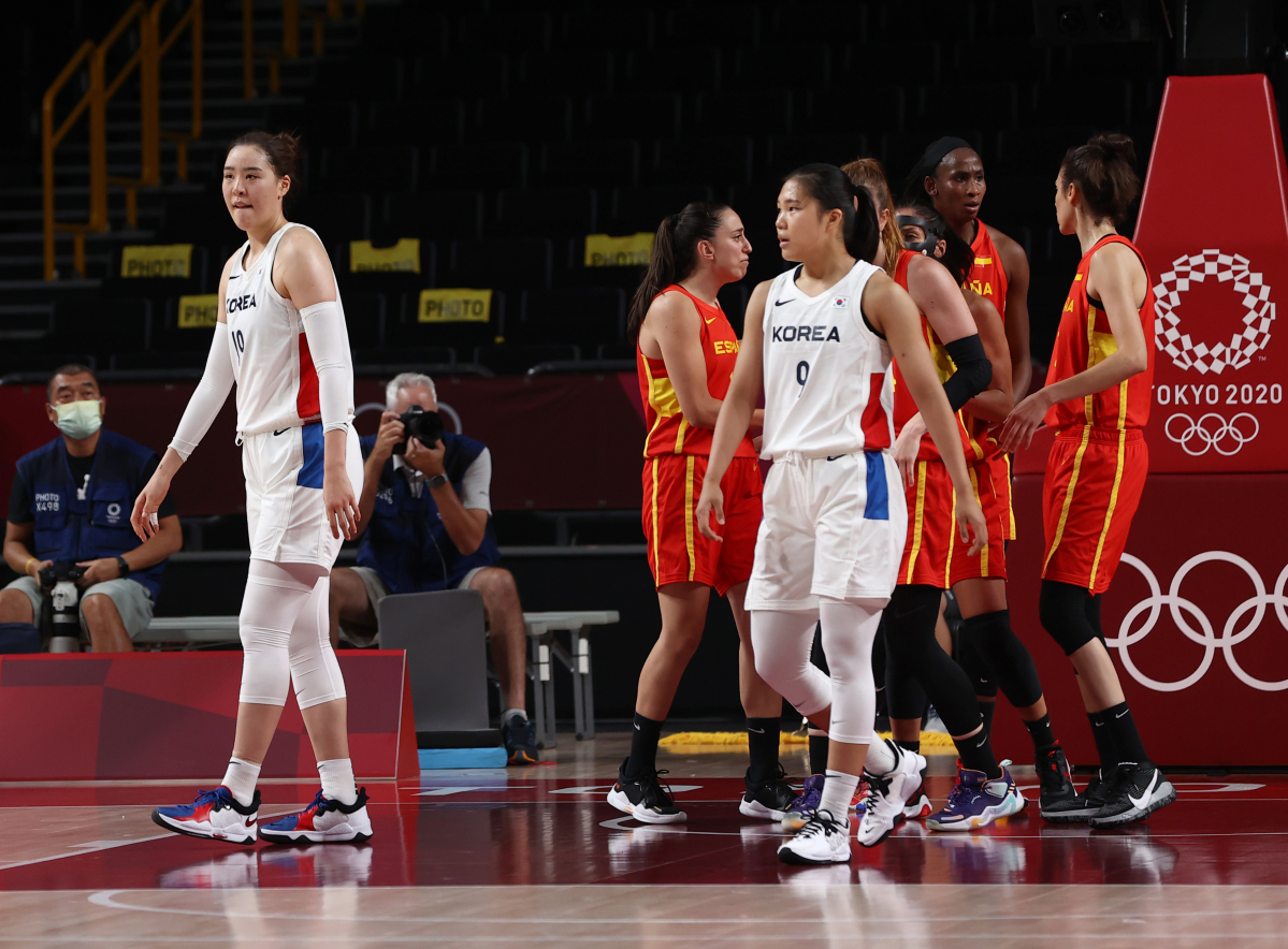 ▲26일 일본 사이타마 슈퍼 아레나에서 열린 도쿄올림픽 여자농구 조별리그 A조 1차전 한국과 스페인의 경기.     한국 박지수(왼쪽)와 박지현이 실점에 아쉬워 하고 있다. (연합뉴스)