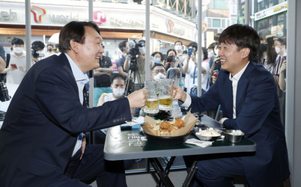 ▲이준석 국민의힘 대표와 윤석열 전 검찰총장이 25일 오후 서울 광진구 건대 맛의거리에서 '치맥회동'을 하고 있다.  (국회사진취재단)