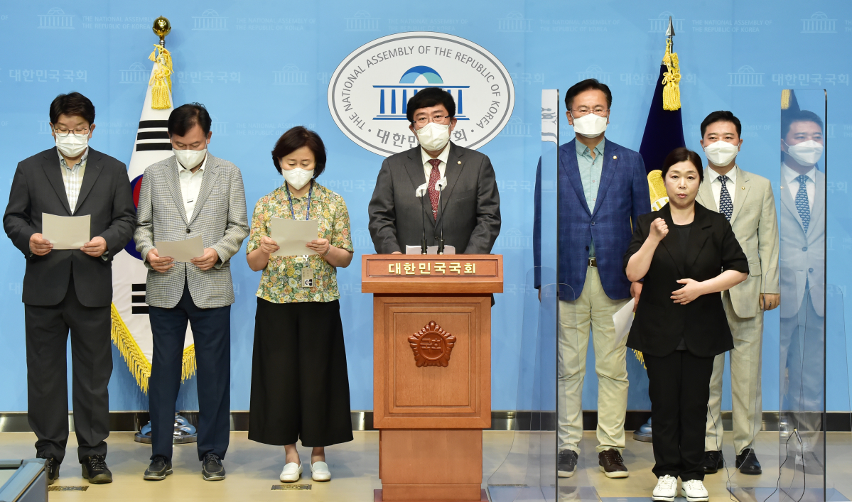 ▲윤창현 의원(왼쪽 네번째), 권성동(왼쪽) 등 국민의힘 의원들이 26일 서울 여의도 국회 소통관에서 당외 대선후보 입당 촉구 기자회견을 갖고 있다. (연합뉴스)