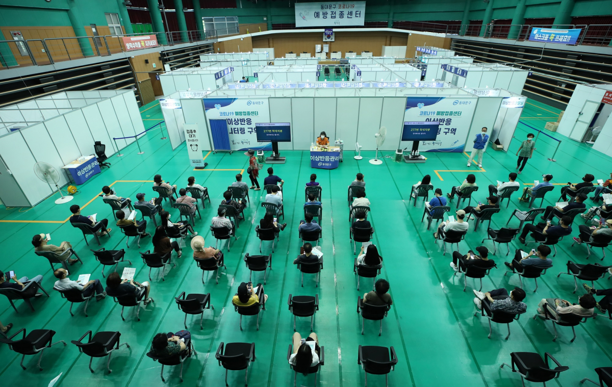 ▲만 55~59세(1962~1966년생) 코로나19 백신 접종이 시작된 26일 서울 동대문구체육관 코로나19 예방접종센터에서 사전 예약자들이 백신을 맞은 뒤 이상반응을 모니터링하기 위해 대기하고 있다. 55~59세는 수도권 화이자, 비수도권 모더나를 접종한다. (뉴시스)