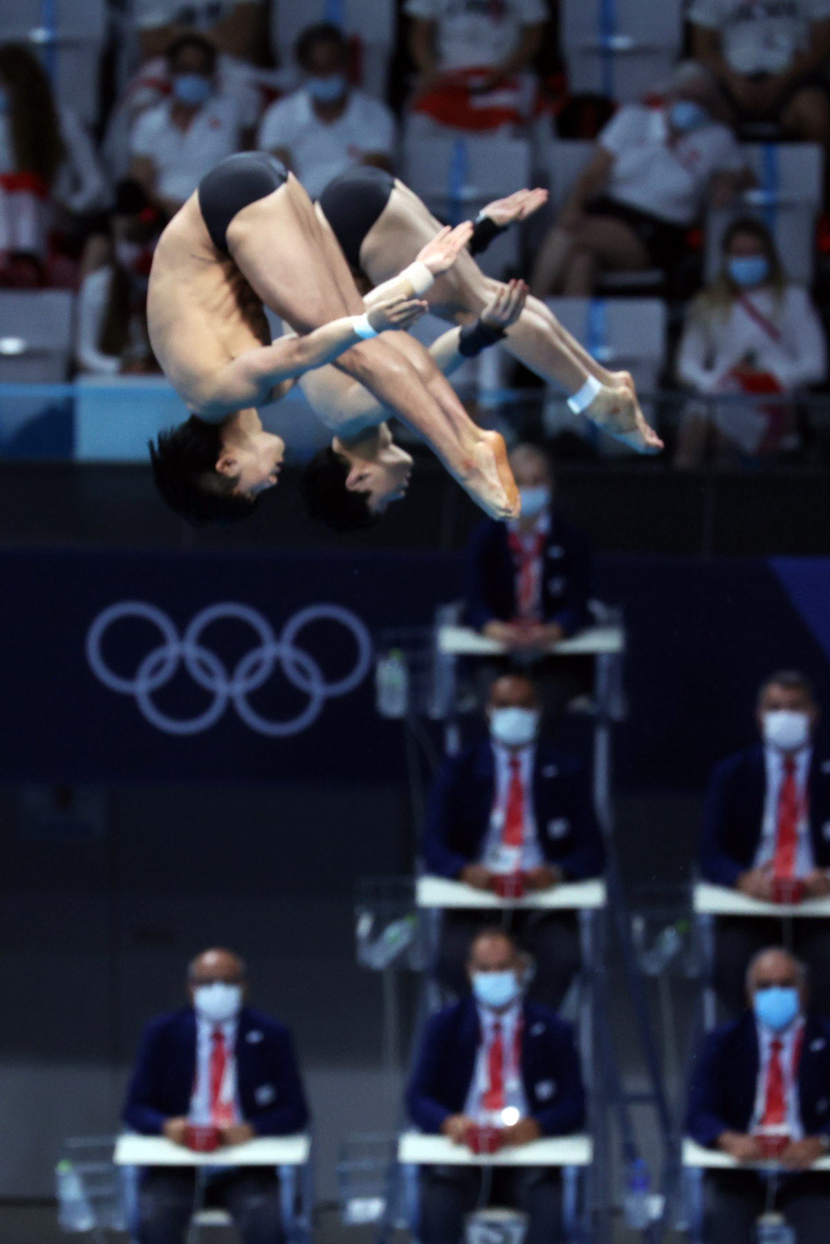 ▲ 26일 도쿄아쿠아틱센터에서 열린 다이빙 싱크로 10m 플랫폼 결승전에서 연기를 선보이고 있다.