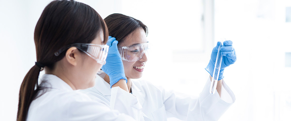 ▲일본 시오노기 연구원들이 약품 개발을 하고 있다. 출처 시오노기 웹사이트
