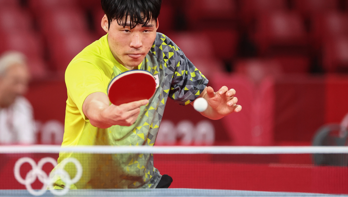 ▲탁구 국가대표팀 장우진이 20일 도쿄체육관에서 열린 첫 훈련에서 혀를 내밀며 백핸드 공격에 집중하고 있다. (연합뉴스)