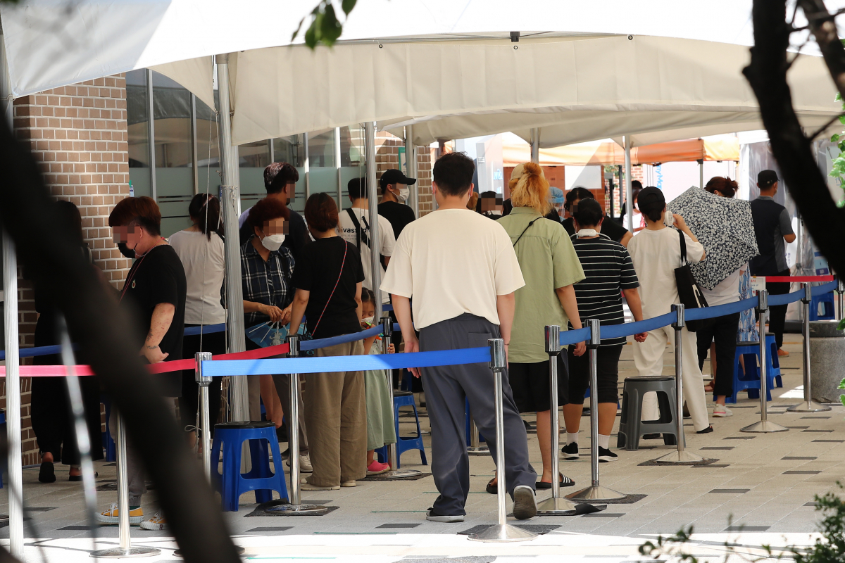 ▲ 26일 오후 서울 마포구청에 마련된 신종 코로나바이러스 감염증(코로나19) 선별검사소에서 대기자들이 순서를 기다리고 있다. (연합뉴스)