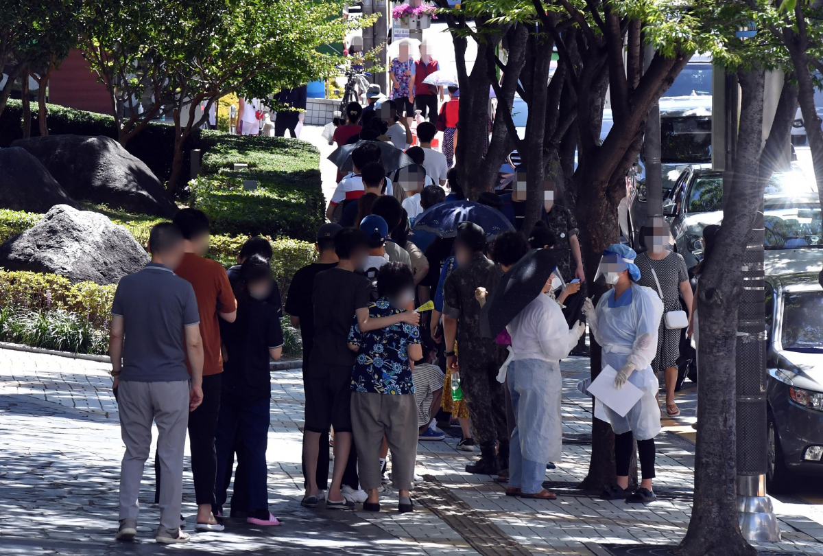 ▲부산지역 코로나19 확산세가 심상치 않은 가운데 26일 오전 부산 남구보건소 선별진료소를 찾은 시민들이 진단검사를 받기 위해 길게 줄을 선 채 차례를 기다리고 있다. 이날 해당 보건소 주변으로 검사 대기 줄이 100m 가량 이어졌다. (뉴시스)