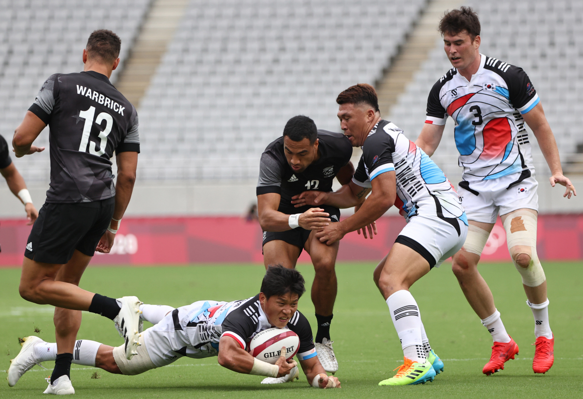 ▲올림픽에 출전한 럭비 국가대표팀 김남욱이 26일 일본 도쿄스타디움에서 열린 도쿄올림픽 7인제 럭비 조별리그 A조 뉴질랜드와의 경기에서 공을 받고 있다. (연합뉴스)