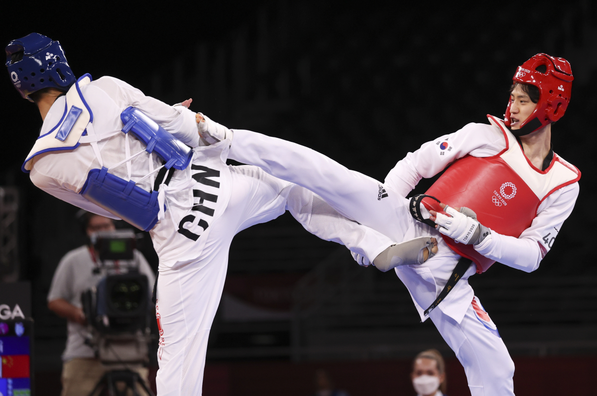 ▲이대훈이 25일 지바 마쿠하리 메세 A홀에서 열린 도쿄올림픽 남자 태권도 68kg급 동메달 결정전에서 공격을 하고 있다. (뉴시스)