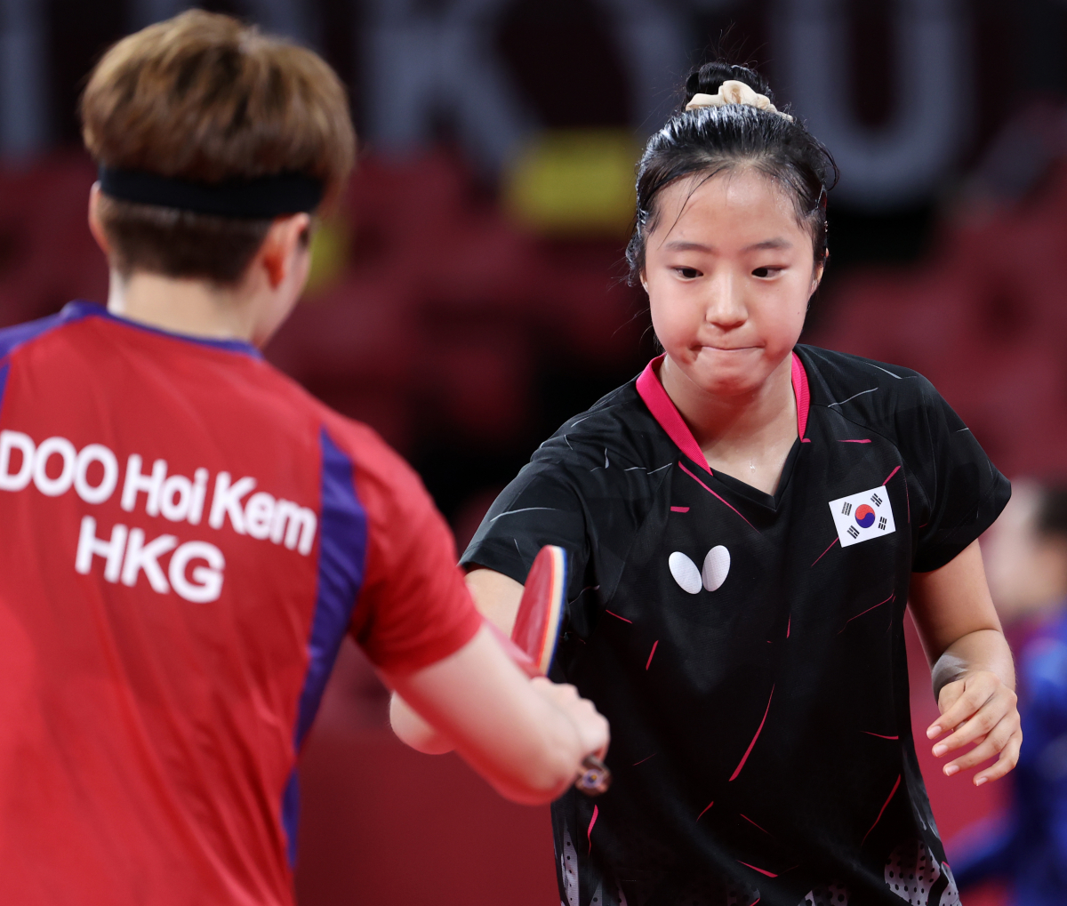 ▲ 신유빈이 27일 도쿄체육관에서 열린 도쿄올림픽 여자탁구 개인전 홍콩 두 호이 켐과 경기에서 패배한 후 상대와 인사하고 있다. (연합뉴스)