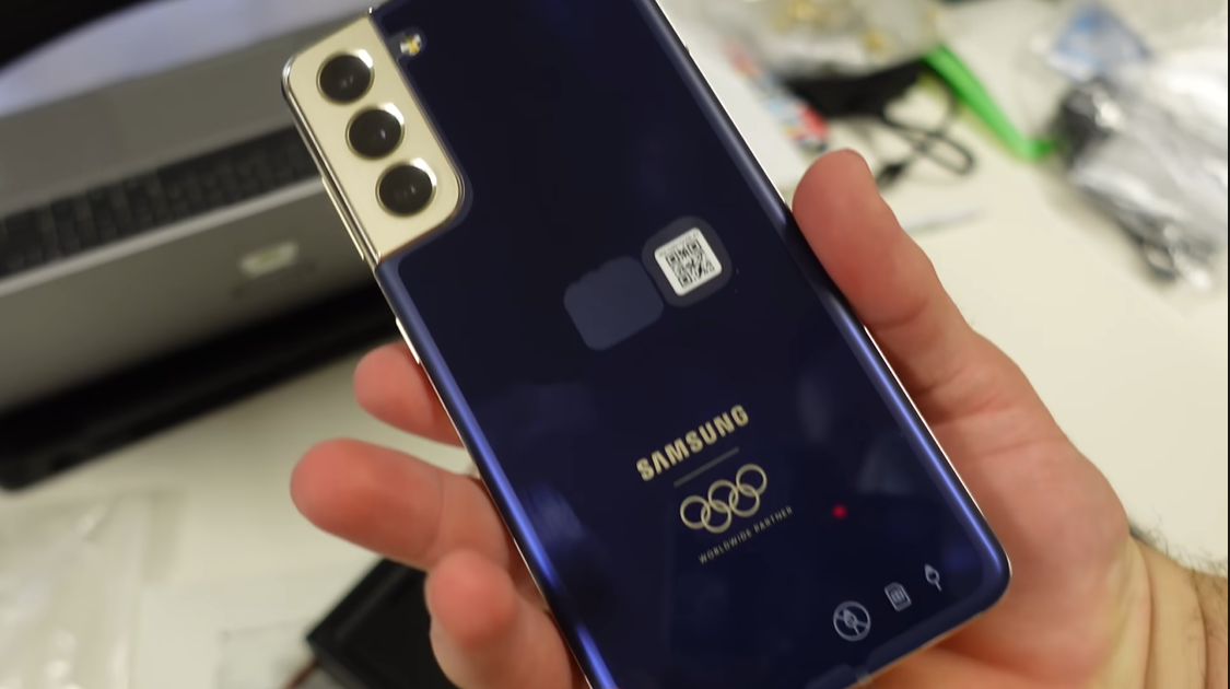 ▲아일랜드 체조선수 리스매클레나간이 자신의 유튜브를 통해 삼성전자의 갤럭시 S21 도쿄올림픽 에디션을 보여주고 있다. (아일랜드 체조선수 리스 매클레나간 유튜브 채널(Rhys Mcclenaghan) 캡처)