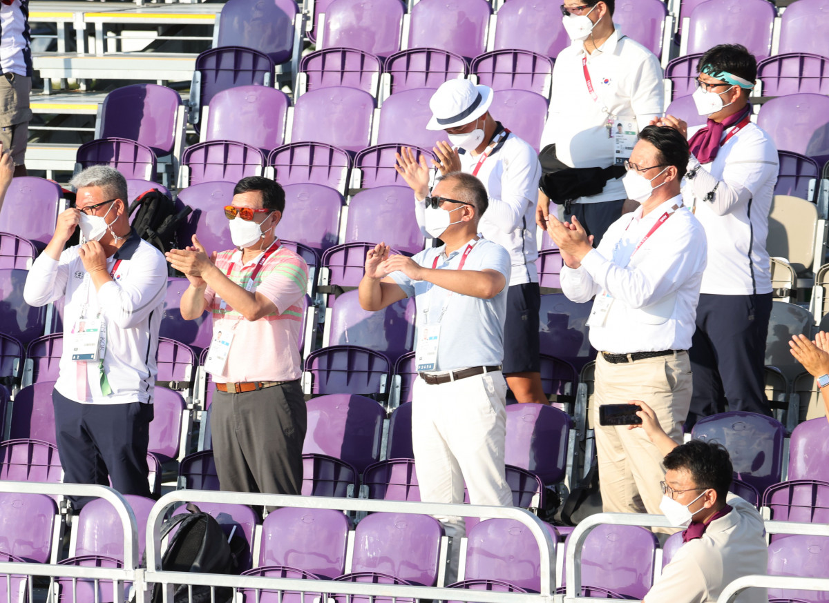 ▲정의선 현대차그룹 회장이 25일 일본 유메노시마 공원 양궁장에서 열린 도쿄올림픽 여자 양궁 단체전에서 양궁 여자 대표팀이 금메달을 획득하자 박수를 치고 있다. (연합뉴스)