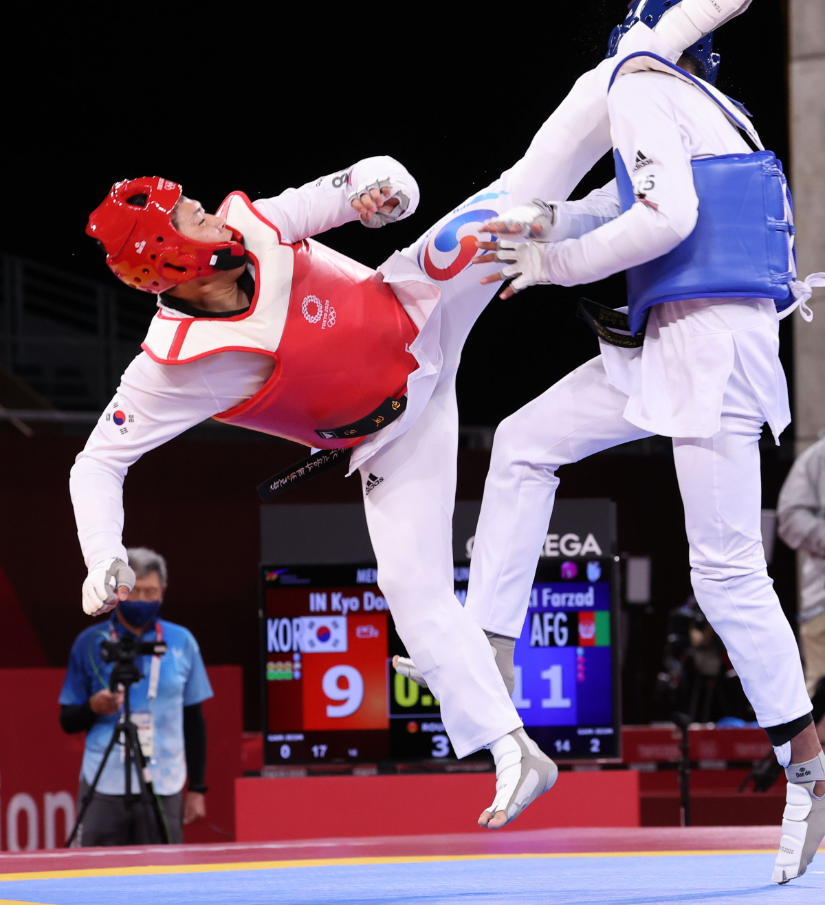 ▲27일 일본 마쿠하리 메세홀에서 열린 도쿄올림픽 남자 태권도 80㎏ 초과급 16강 경기에서 인교돈이 발차기 공격을 하고 있다. (연합뉴스)