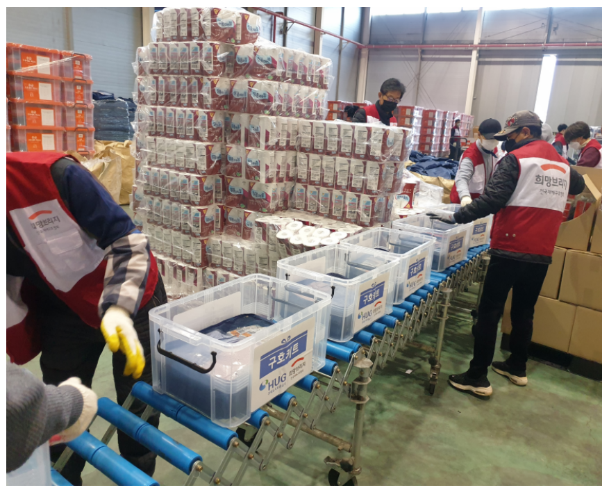 ▲주택도시보증공사(HUG)는 집중호우로 많은 피해를 본 전남 해안지역을 지원하기 위한 5000만 원을 전국재해구호협회에 기탁했다고 27일 밝혔다. 사진은 HUG 기부금으로 마련된 구호 키트를 포장하는 모습. (사진 제공=HUG)