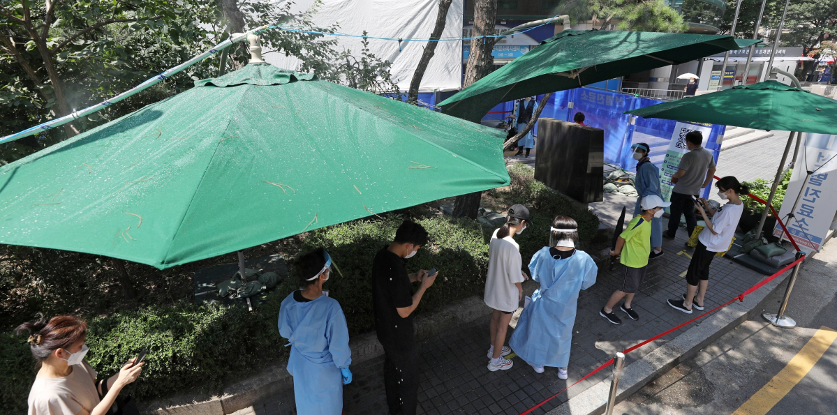 ▲코로나19 4차 대유행이 지속되는 가운데 27일 오전 서울 동작구 보건소 선별진료소에서 시민들이 검사를 받기 위해 줄을 서고 있다. (뉴시스)