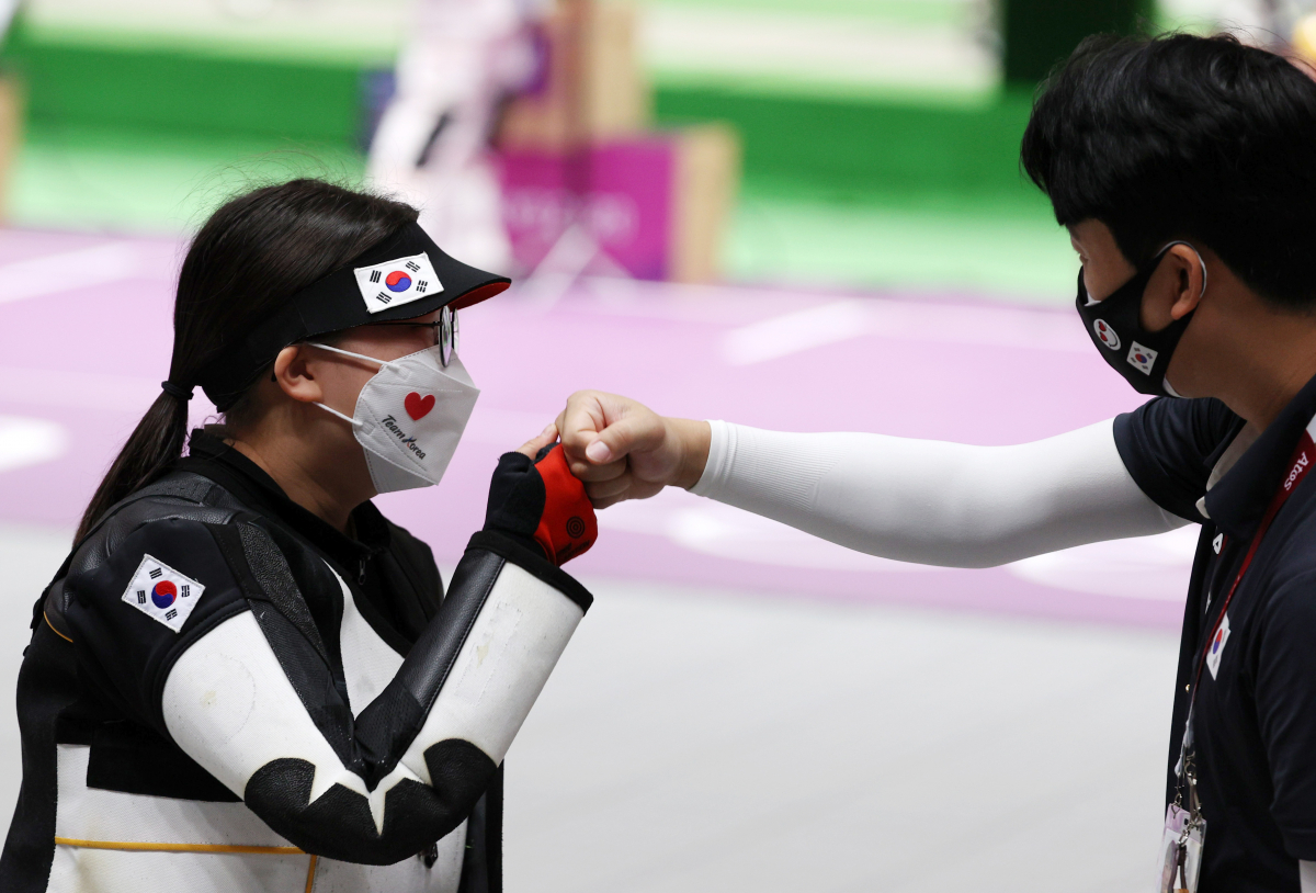 ▲사격 국가대표 권은지가 24일 오전(현지시각) 일본 도쿄도 네리마구 아사카 사격장에서 열린 도쿄올림픽 여자 10m 공기소총 결선에서 경기를 마친 후 코치와 주먹을 맞대고 있다. (도쿄=뉴시스)