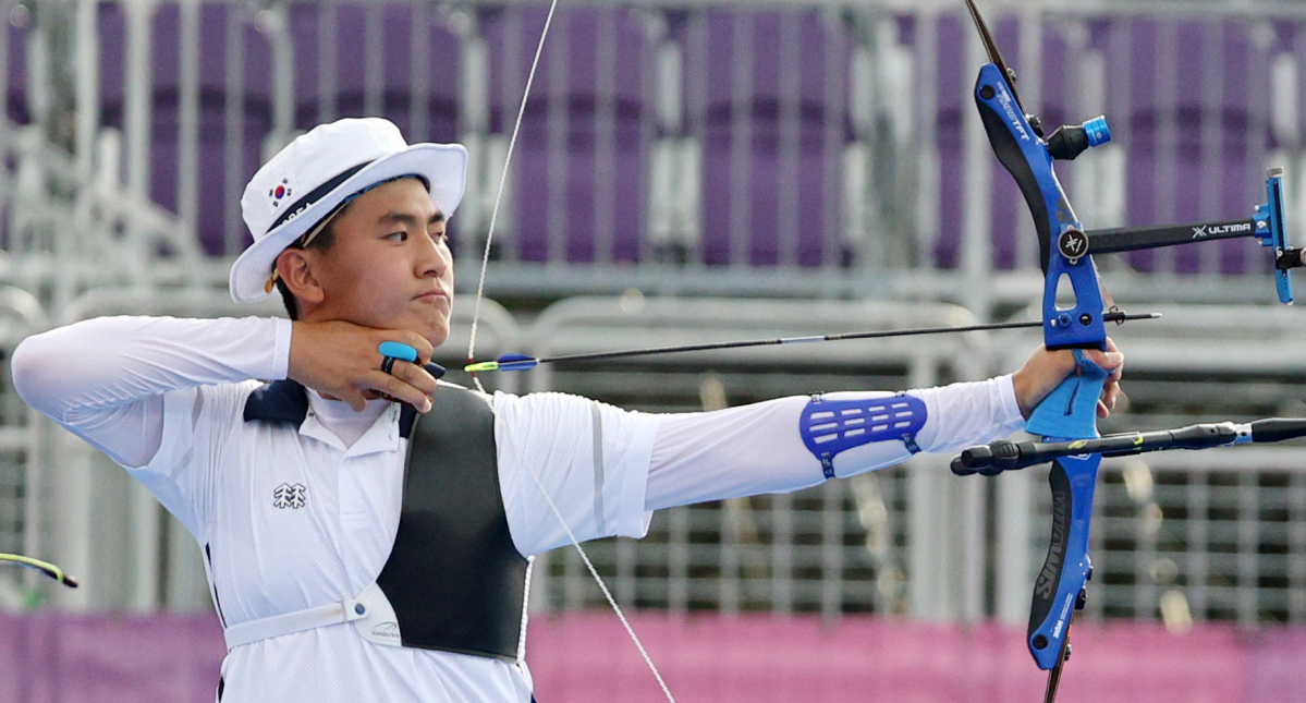 ▲양궁 국가대표 김제덕이 26일 오후(현지시간) 일본 도쿄 유메노시마 공원 양궁장에서 열린 도쿄올림픽 남자양궁 결승전 대만과의 경기를 하고 있다. (도쿄(일본)=뉴시스)