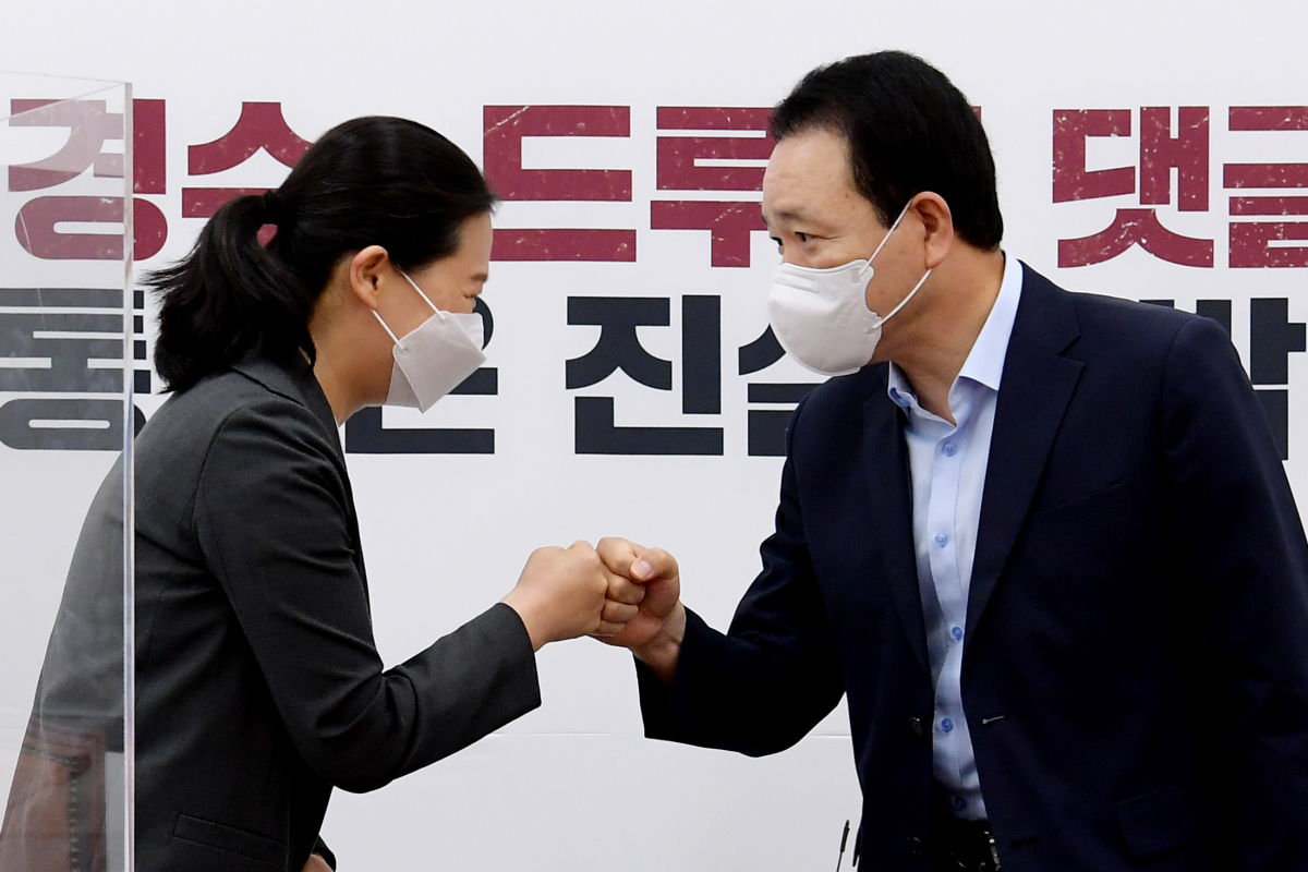 ▲27일 오전 서울 여의도 국회에서 열린 국민의힘-국민의당 합당 관련 실무협상단 회의에서 국민의당 권은희 단장(왼쪽)과 국민의힘 성일종 단장이 주먹인사하고 있다. (연합뉴스)