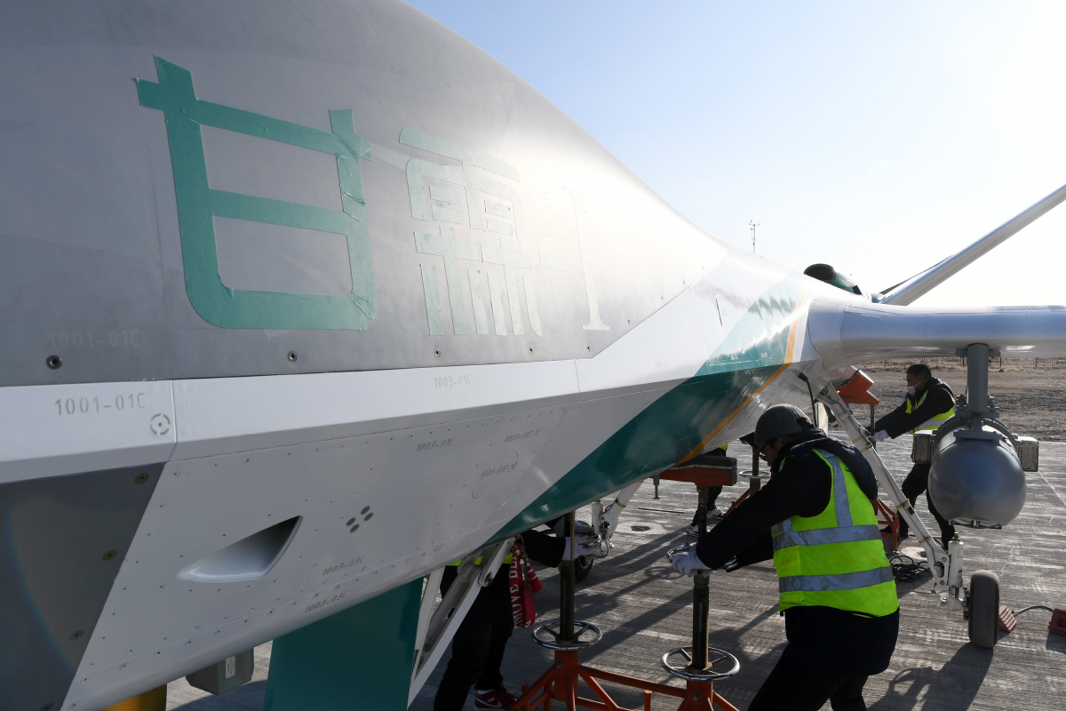 ▲중국 간쑤성에서 1월 26일 항공 정비사가 인공 강우 드론 ‘단비’를 정비하고 있다. 간쑤성/신화뉴시스