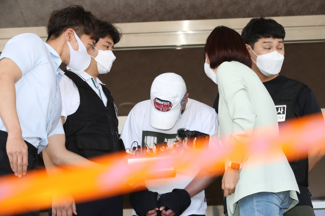 ▲제주에서 중학생을 살해한 혐의로 구속기소 된 김시남이 27일 제주동부경찰서에서 검찰로 이송되고 있다.  (연합뉴스)