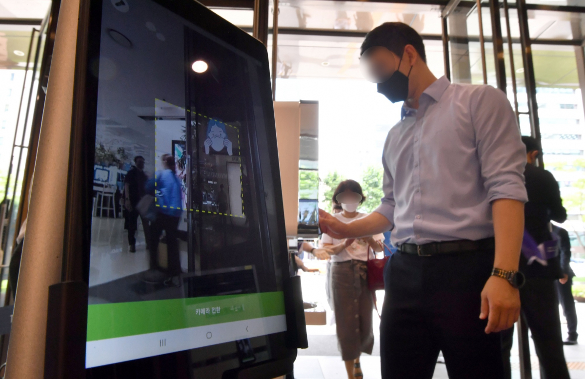 ▲신종 코로나바이러스 감염증(코로나19) 집단감염으로 임시휴점했던 현대백화점 무역센터점의 영업이 재개된 13일 오전 서울 강남구 현대백화점 무역센터점에서 고객들이  QR코드 체크와 체온측정 후 입장하고 있다. (사진=공동취재사진)  (뉴시스)