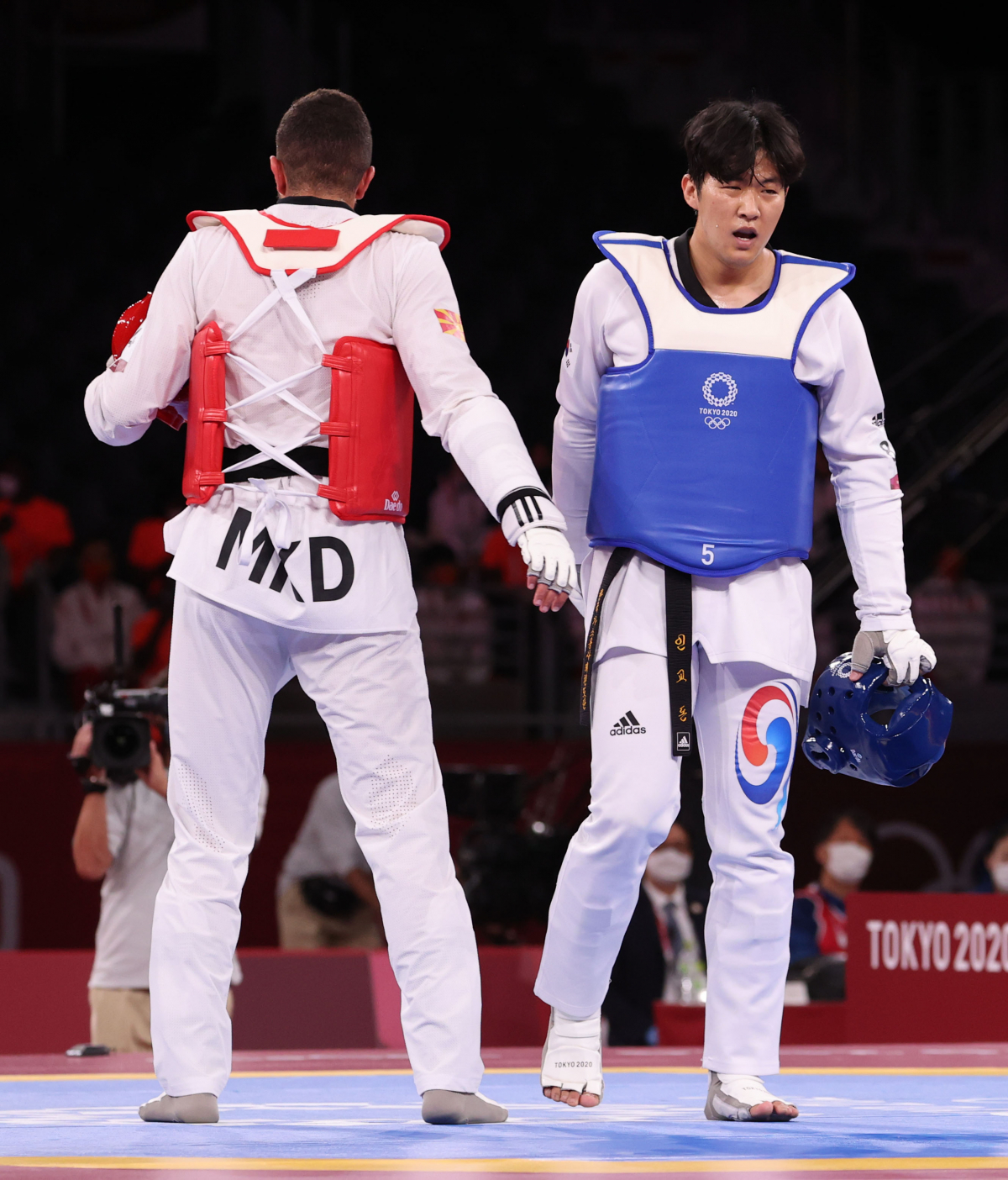 ▲27일 일본 마쿠하리 메세홀에서 열린 도쿄올림픽 남자 태권도 80㎏ 초과급 4강 한국 인교돈-북마케도니아 데얀 게오르기예프스키. 경기에 패한 인교돈이 상대선수와 인사하고 있다. (연합뉴스)