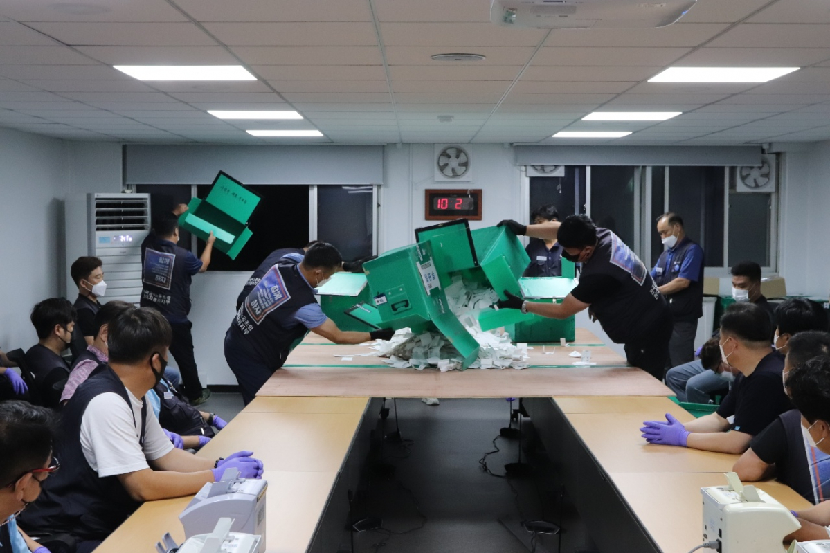 ▲금속노조 현대차 지부 관계자들이 27일 조합원 투표가 끝난 뒤 개표 작업을 벌이고 있다.  (사진제공=금속노조 현대차 지부)