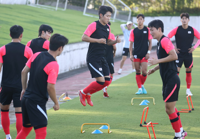 ▲도쿄올림픽 축구 조별리그 온두라스전을 하루 앞둔 27일 요코하마 호도가야파크 연습장에서 축구 국가대표팀 이강인 등 선수들이 가볍게 몸을 풀고 있다. (연합뉴스)