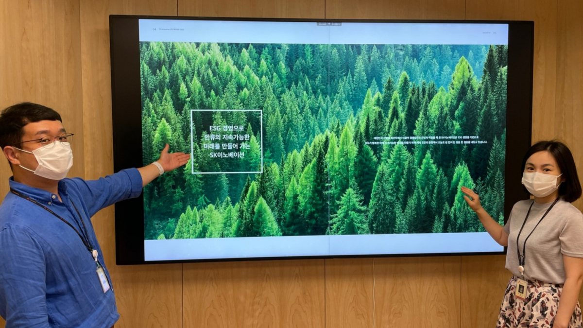 ▲SK이노베이션 구성원들이 28일 서울 종로구 SK서린빌딩에서 ESG리포트를 살펴보고 있다. 기사 내용과는 무관. (사진제공=SK이노베이션)