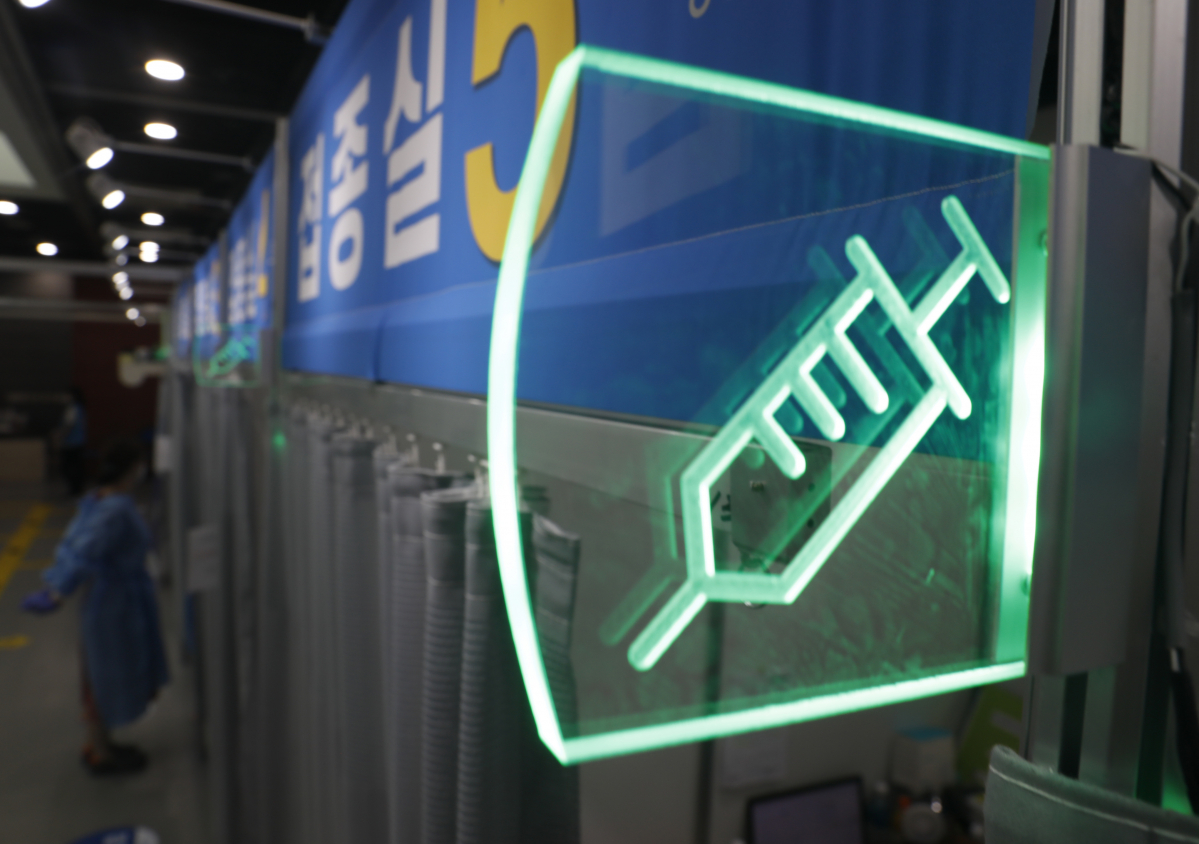 ▲28일 코로나19 예방접종대응추진단에 따르면 전날 27일 하루 신규 1차 접종자는 38만756명 늘어 누적 접종자는 1790만2938명이다. 사진은 이날 서울 영등포구 예방접종센터 모습. (뉴시스)