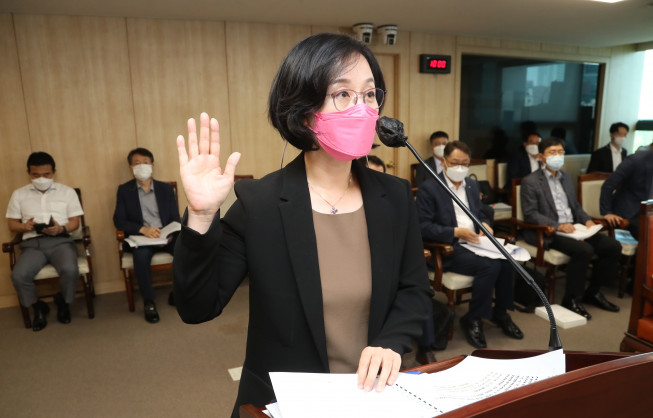 ▲김현아 서울주택도시공사(SH) 사장 후보자가 지난달 27일 오전 서울 중구 서울시의회 별관에서 열린 인사청문회에서 선서하고 있다. (연합뉴스)