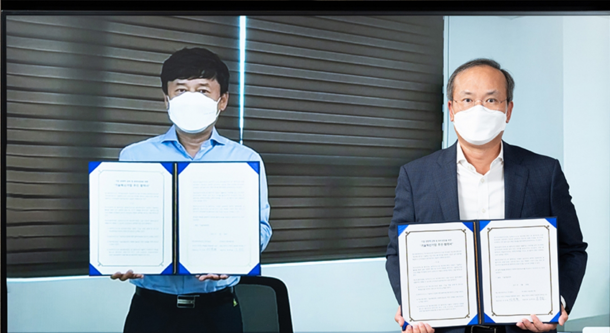 ▲화상으로 진행된 SK하이닉스 ‘2021년 5기 기술혁신기업 협약식’에서 기념촬영을 하고 있다. (왼쪽부터 에코에너젠 윤종필 대표, SK하이닉스 이석희 사장) (출처=SK하이닉스 뉴스룸)