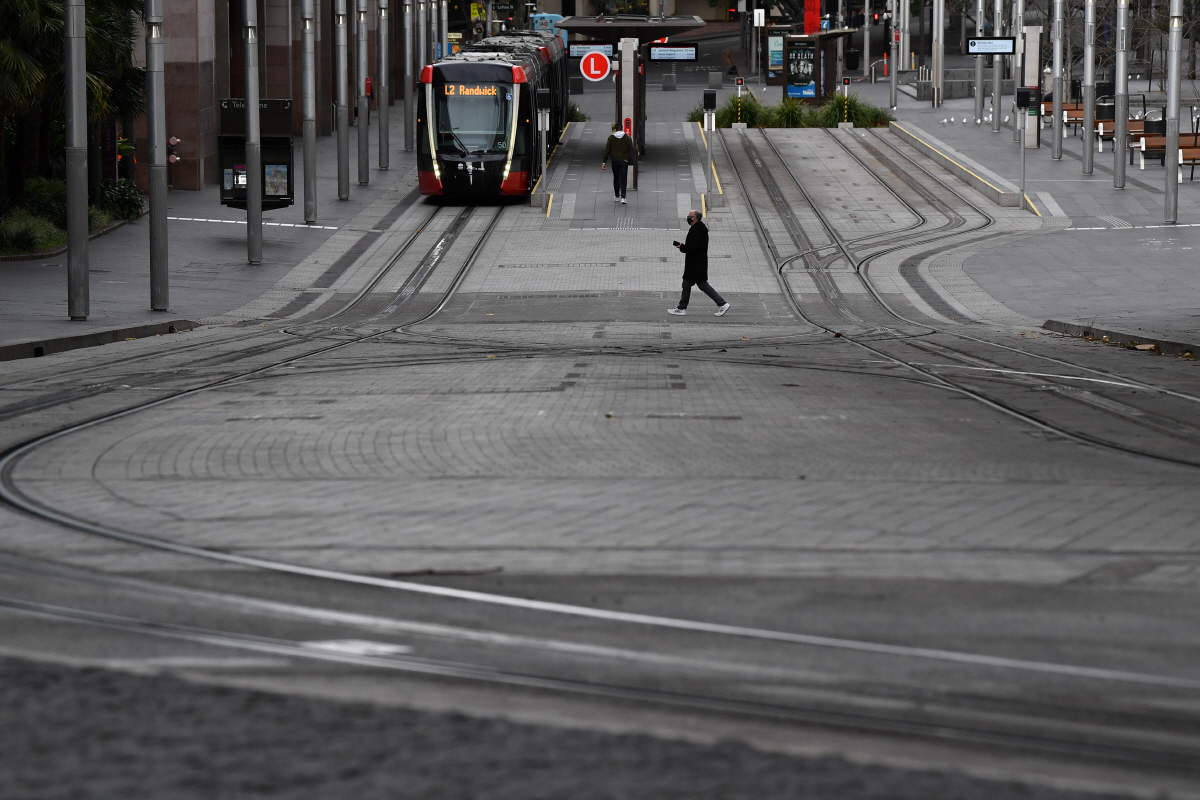 ▲지난 20일 한 보행자가 호주 뉴사우스웨일스(NSW)주 시드니의 한 거리를 지나가고 있다. 시드니/EPA연합뉴스
