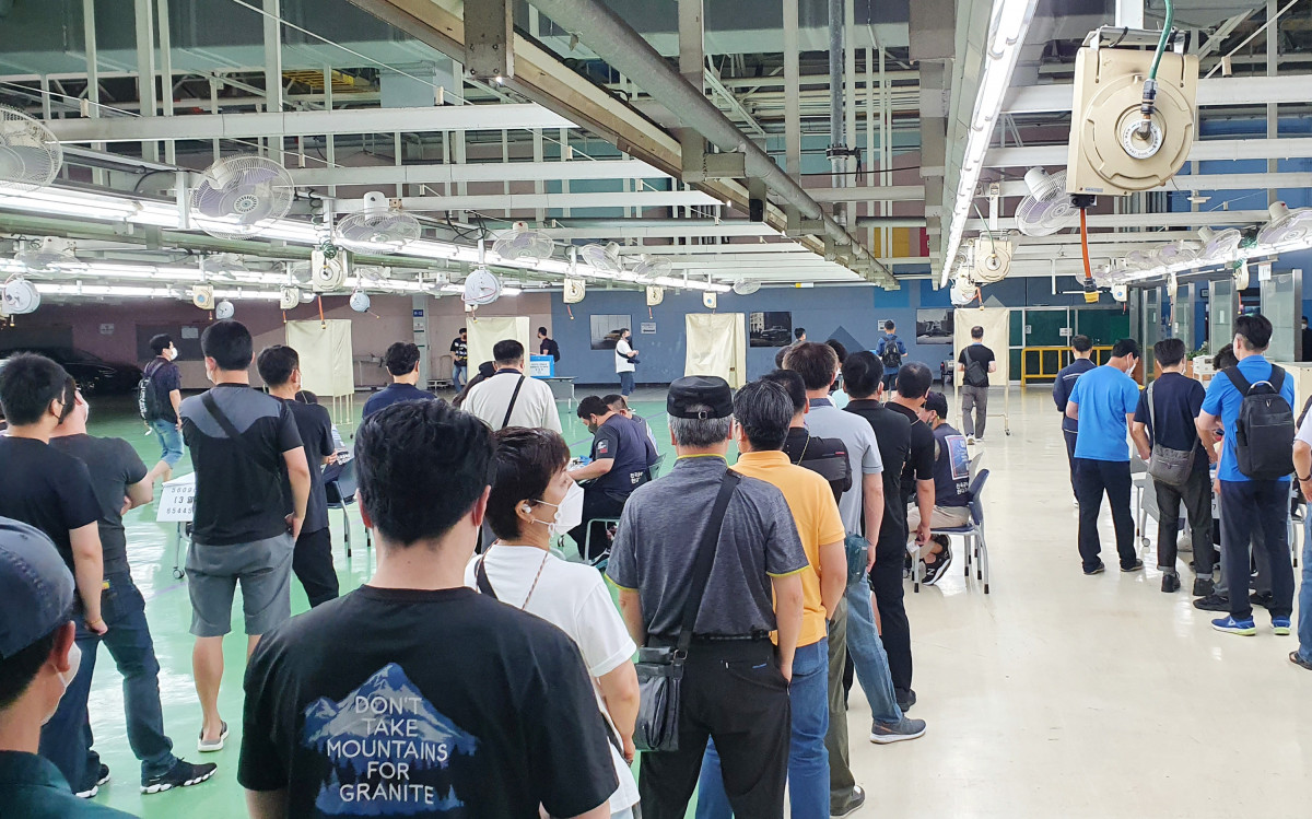 ▲현대차 노조 조합원들이 27일 울산공장 등에서 올해 임단협 잠정합의안에 대해 찬반투표하고 있다. 현대차는 올 하반기 최대 난제로 꼽혔던 노노 리스크를 우려와 달리 원만하게 해결했다.
(사진제공=현대차노조)