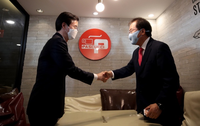 ▲홍준표 의원(오른쪽)과 조경태 의원이 5월 25일 대구 수성구 수성못 인근 한 카페에서 만나 악수를 하고 있다. 조 의원은 홍 의원의 대통령 선거캠프의 선대위원장을 맡기로 약속했다. (제공=홍준표 의원실)