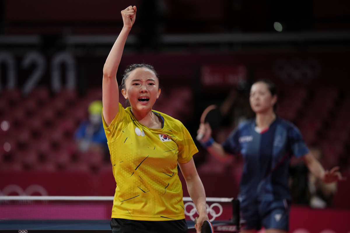 ▲한국 여자 탁구 대표팀 주장 전지희가 27일 일본 도쿄의 도쿄체육관에서 열린 탁구 여자단식 3라운드에서 프랑스의 유안 지아난과 경기하고 있다. (도쿄=AP/뉴시스)
