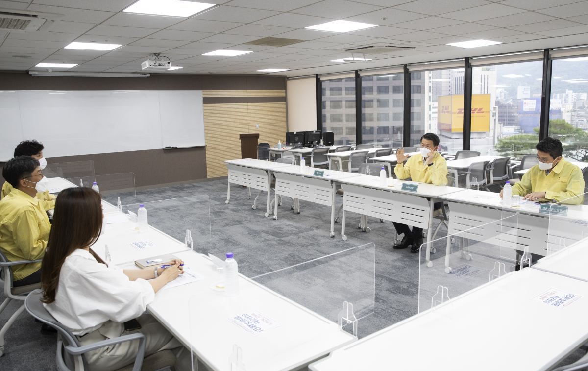 ▲은성수 금융위원장이 28일 롯데카드 콜센터를 방문해 금융권 사업장내 코로나19 발생 예방을 위한 방역 실태와 업무연속성계획 등을 점검하고 있다. (사진제공=금융위원회)