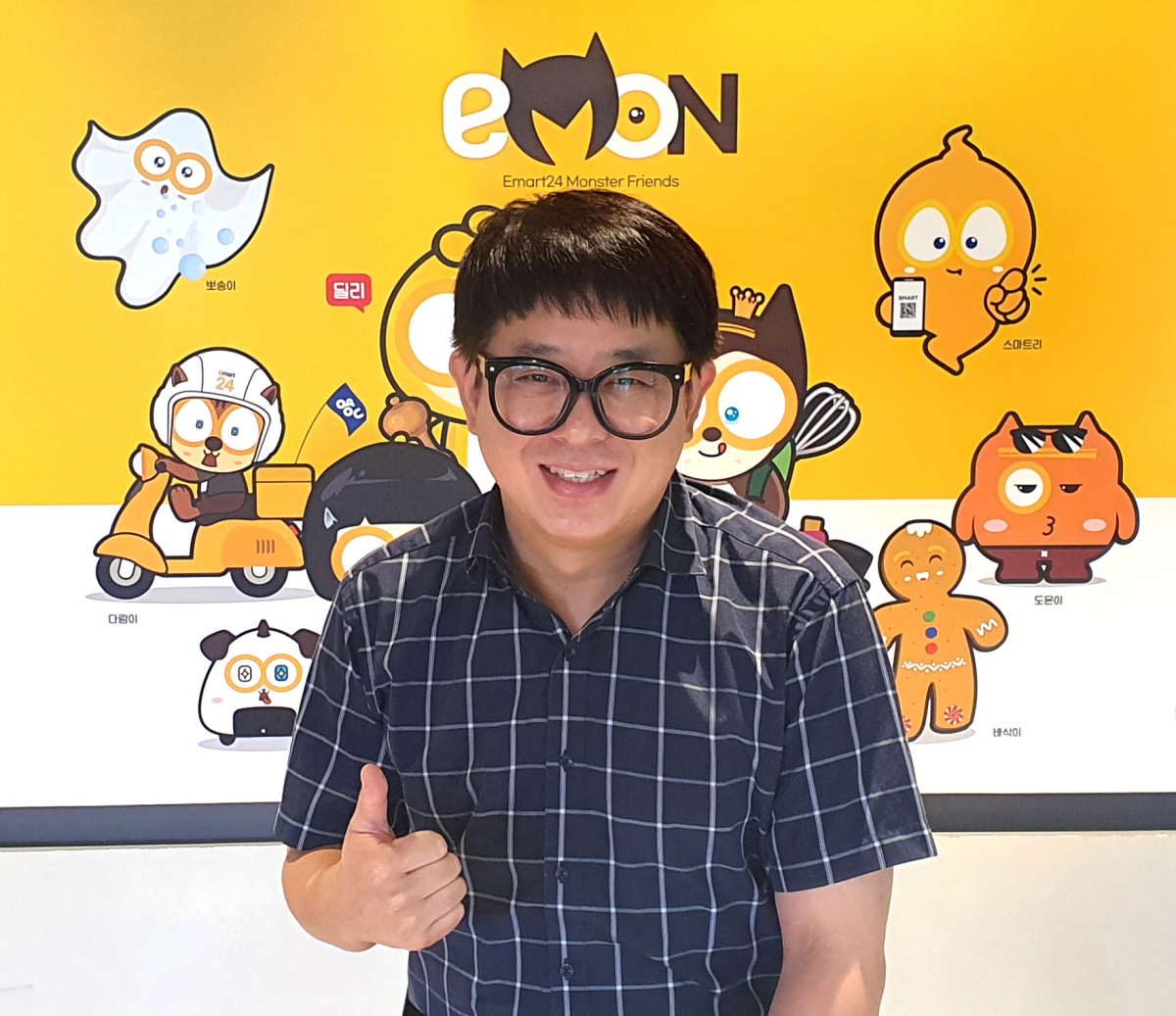 ▲강병정 이마트24 브랜드실 파트너가 'e몬' 캐릭터 앞에서 포즈를 취하고 있다. (사진제공=이마트24)