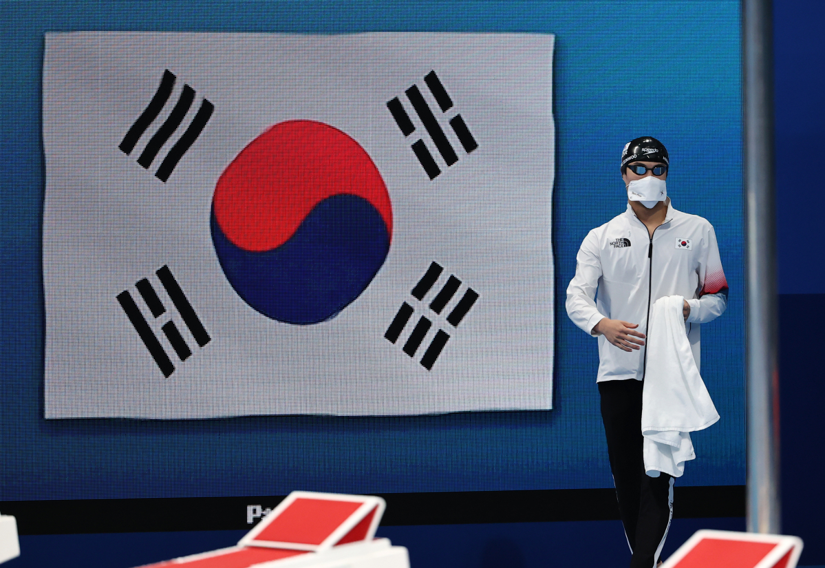 ▲29일 오전 일본 도쿄 아쿠아틱스 센터에서 열린 수영 남자 100m 자유형 결승전. 대한민국 황선우가 경기장에 들어서고 있다.