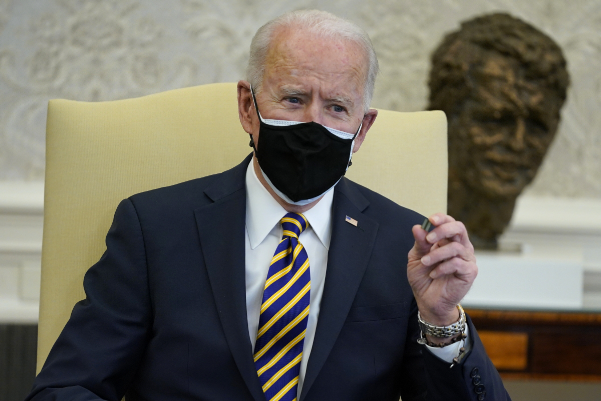 ▲조 바이든 미국 대통령이 2월 24일 백악관 집무실에서 반도체를 들어보이고 있다. 워싱턴D.C./AP뉴시스
