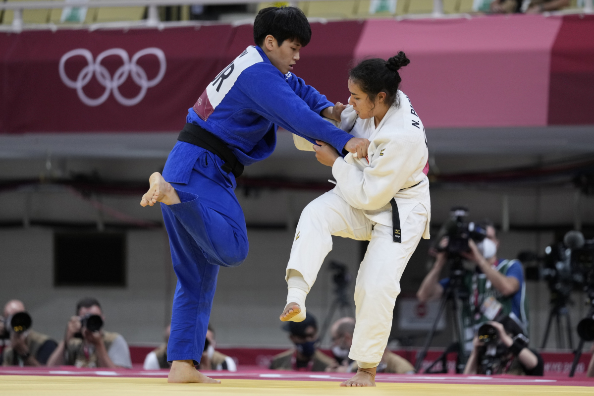 ▲29일 일본 도쿄 일본무도관에서 열린 2020 도쿄올림픽 여자 유도 78㎏급 32강에서 윤현지(왼쪽)가 미국의 나페리 파파다키스와 대결하고 있다. (도쿄(일본)=AP/뉴시스)
